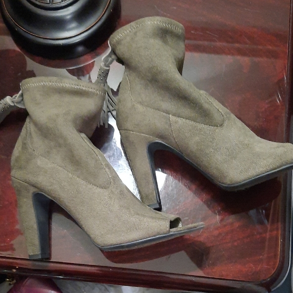 Vince Camuto Heeled Boots - Picture 3 of 8